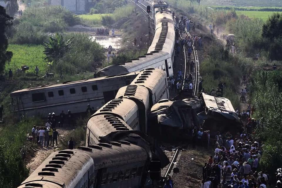 ارتفاع عدد الضحايا ٧٧ شهيد و١٠٠ إصابة في حادث تصادم قطارين بصعيد مصر